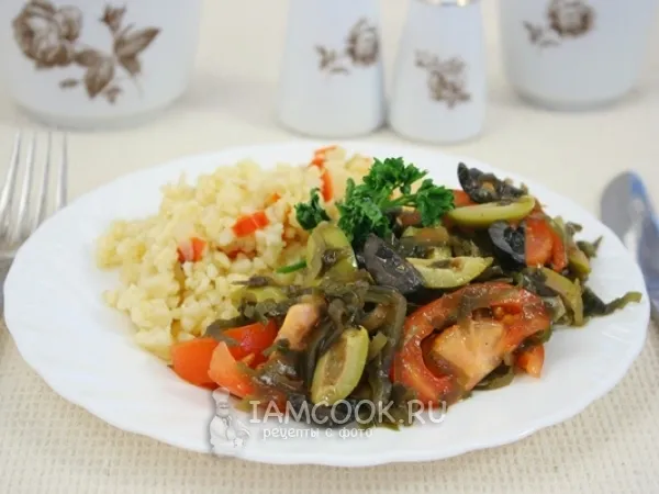 Фото блюда: Салат из морской капусты, помидор, оливок и маслин