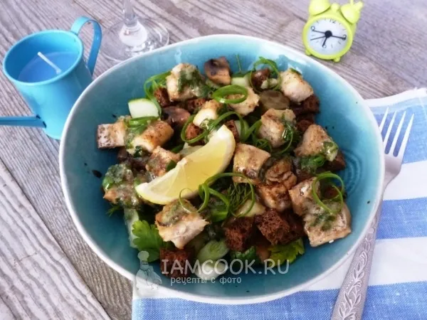 Фото готового блюда: Салат из шампиньонов, запеченной щуки и сухариков