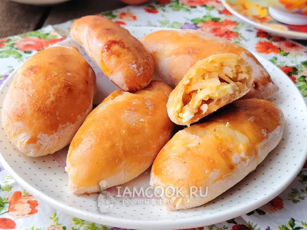 Фото готового блюда: Пирожки с квашеной капустой и яйцом в духовке