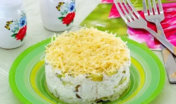 Фото блюда: Рыбный салат с рисом и солёным огурцом