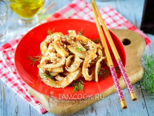 Фото блюда: Хе из кальмаров с чесноком и кунжутом