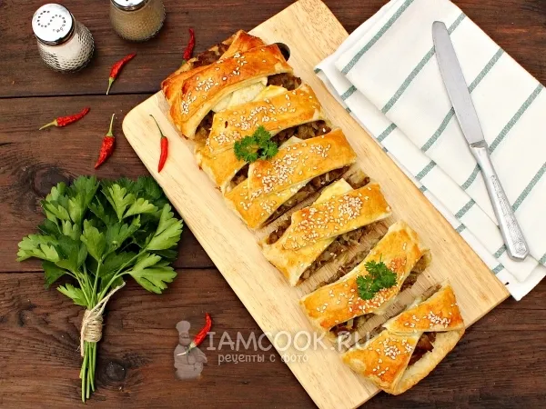 Фото блюда: Пирог с капустой и фаршем (из слоеного теста)