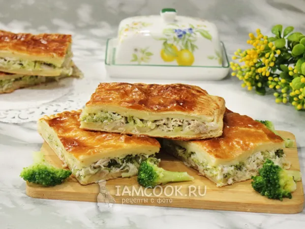 Фото блюда: Пирог с брокколи и курицей (из слоеного теста)