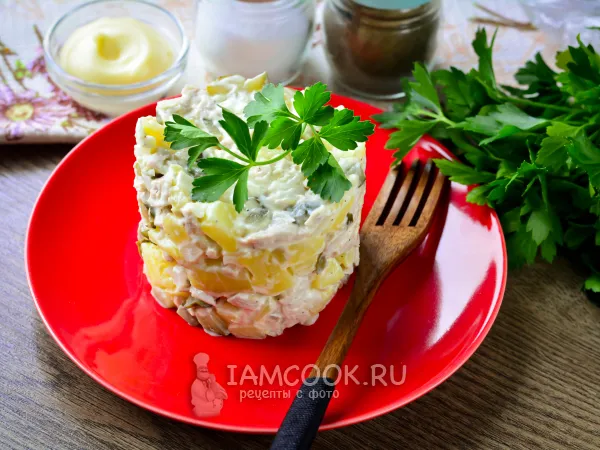 Фото готового блюда: Салат со свининой и солеными огурцами