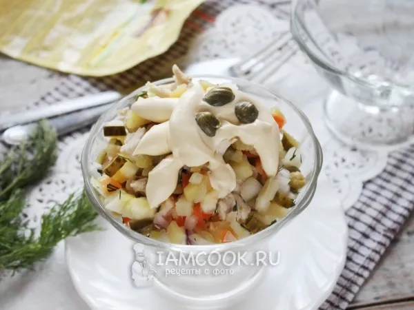 Фото готового блюда: Оливье с жареной куриной грудкой