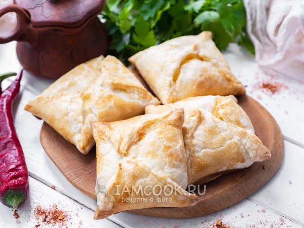 Фото блюда: Хачапури из слоеного теста с сыром и творогом