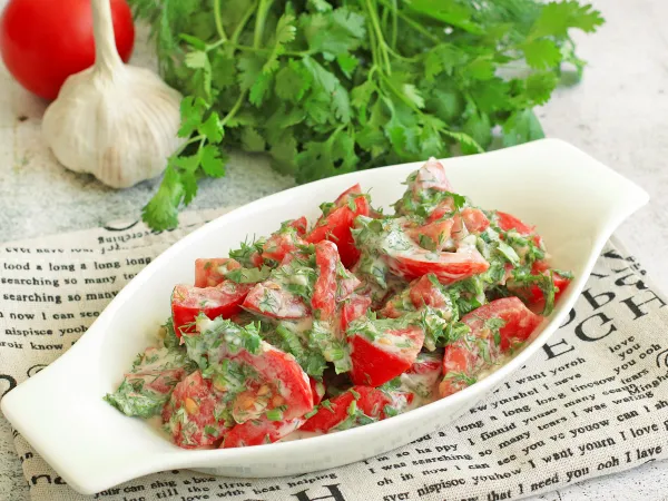 Фото готового блюда: Салат из помидоров с чесноком и зеленью