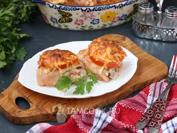 Фото готового блюда: Куриные бёдра под сырной шапочкой