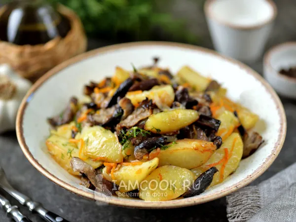 Фото блюда: Жареная картошка с вареными грибами (опятами)