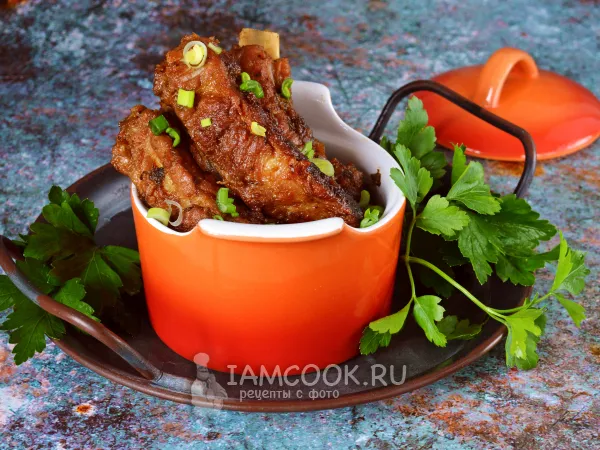 Фото блюда: Свиные ребрышки с луком на сковороде