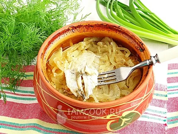 Фото готового блюда: Корюшка, запеченная с луком в горшочке