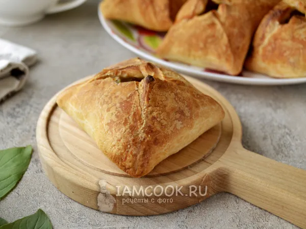 Фото готового блюда: Мини-курники из слоеного теста