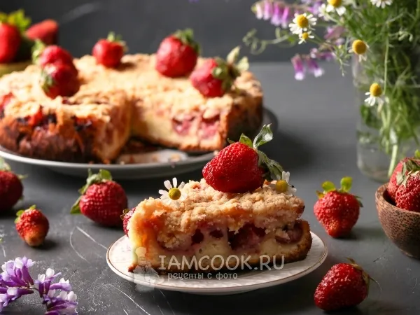 Фото готового блюда: Пирог с клубникой и штрейзелем