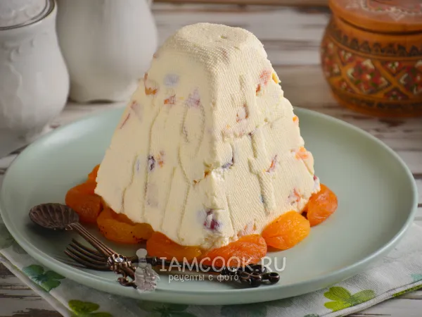 Фото готового блюда: Творожная пасха с вяленой вишней и курагой (без выпечки)