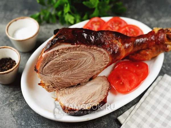 Фото готового блюда: Голень индейки в сметане в духовке