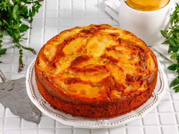 Фото готового блюда: Пирог с карамелизированными грушами