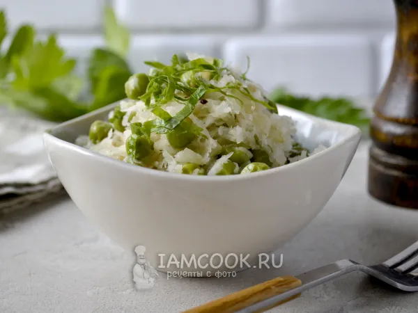 Фото готового блюда: Салат из черной редьки с жареным луком и зеленым горошком