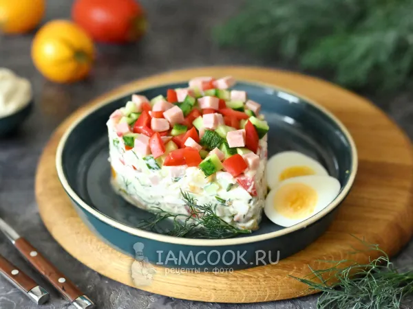 Фото готового блюда: Салат с рисом и колбасой