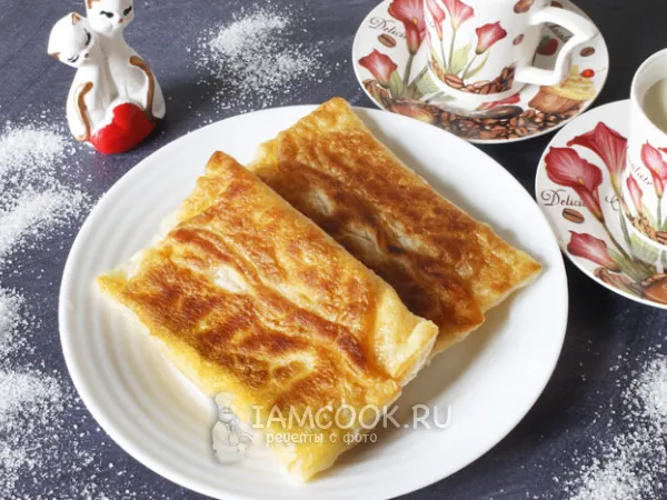 Фото готового блюда: Слоеные пирожки с яблоками на сковороде