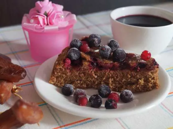 Фото готового блюда: Шарлотка со смородиной