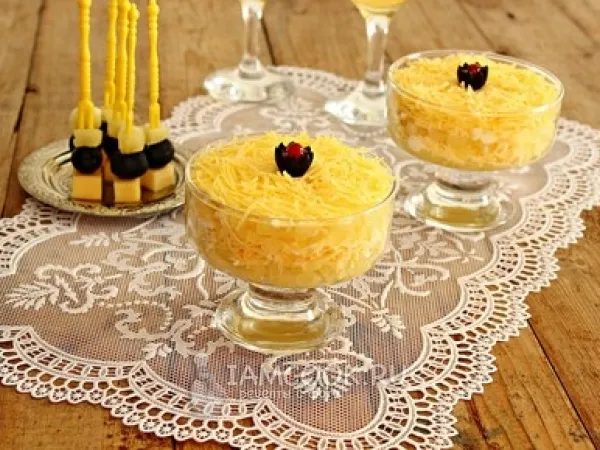 Фото готового блюда: Салат с ананасом и сыром