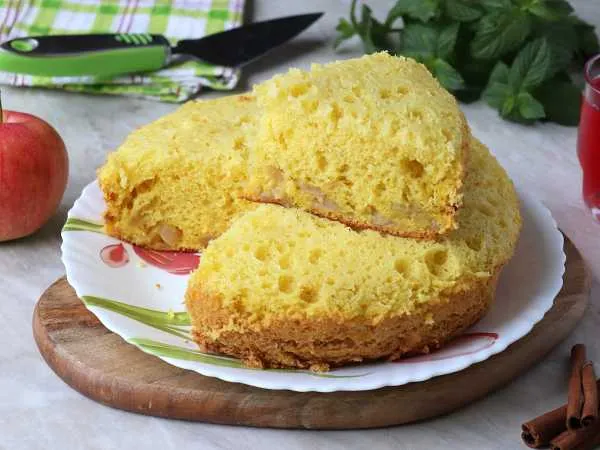 Фото готового блюда: Бисквит с яблоками в мультиварке