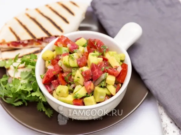 Фото готового блюда: Сальса из авокадо с помидорами