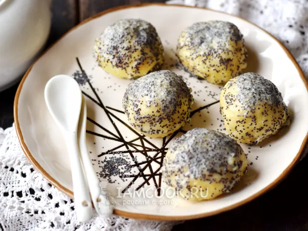 Фото готового блюда: Сырные бабки в сметанно-маковом соусе