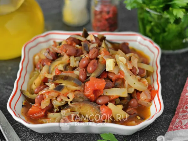 Фото блюда: Тушеная фасоль с овощами на сковороде