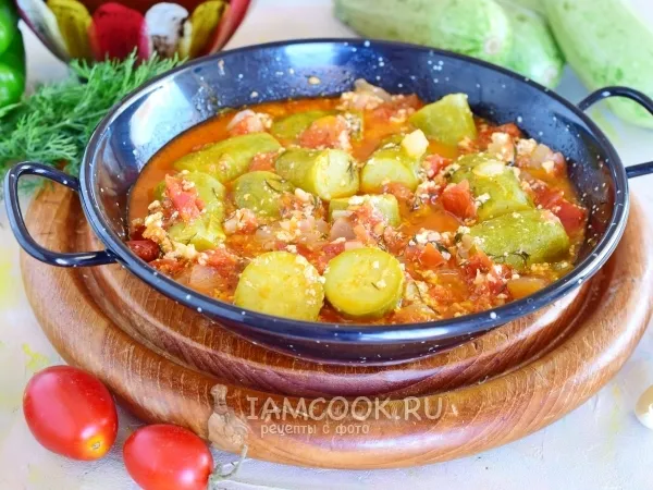 Фото готового блюда: Тушеные кабачки с помидорами в сметане