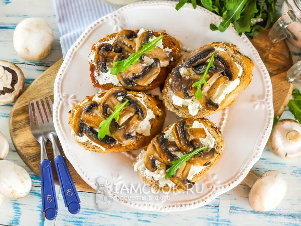 Фото готового блюда: Брускетты с творогом и грибами