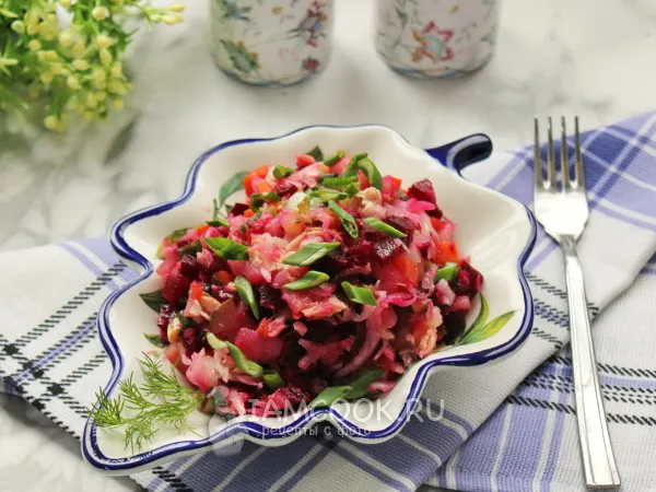 Фото готового блюда: Винегрет с рыбными консервами