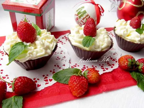 Фото блюда: Шоколадные корзинки с ягодами и сливками