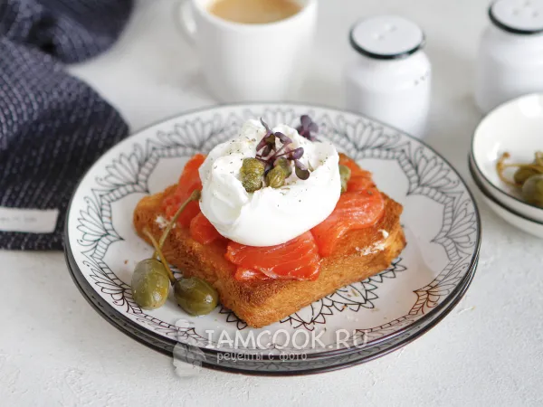 Фото готового блюда: Бриошь с лососем и яйцом пашот