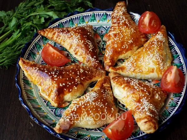 Фото готового блюда: Самса с творогом и сыром (из слоеного теста)