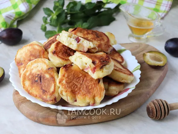 Фото блюда: Оладьи со сливами (на кефире)