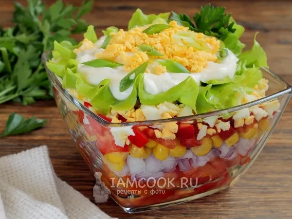 Фото блюда: Сочный салат с кукурузой слоями