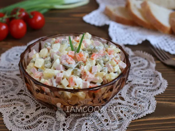 Фото готового блюда: Салат «Столичный» с колбасой (классический рецепт)