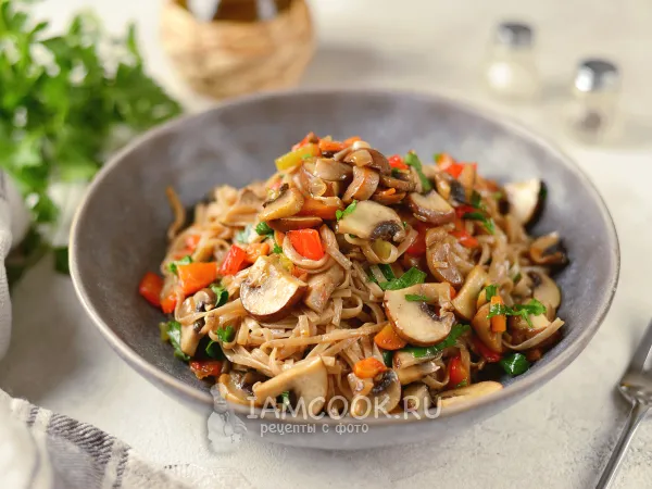Фото готового блюда: Гречневая лапша с грибами и овощами