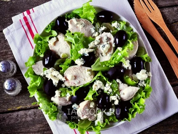 Фото готового блюда: Салат из винограда с курицей и голубым сыром