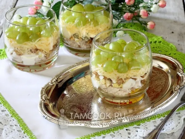 Фото блюда: Салат с виноградом и курицей