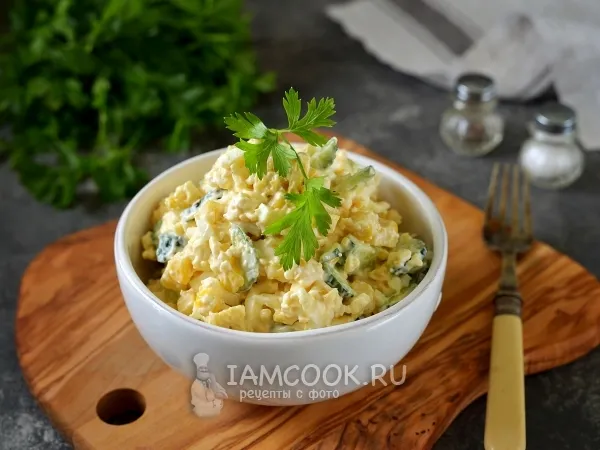 Фото блюда: Салат из вареной кукурузы с огурцами, яйцами и сыром