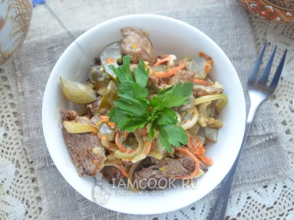 Фото блюда: Салат «Шахтерский» из маринованных огурцов с мясом