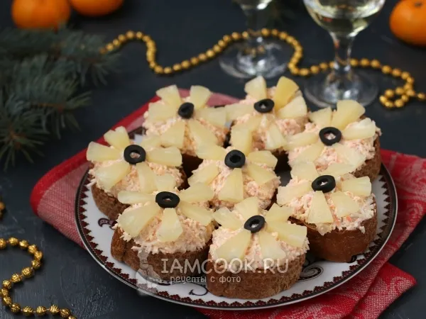 Фото блюда: Бутерброды с крабовыми палочками, ананасами и сыром