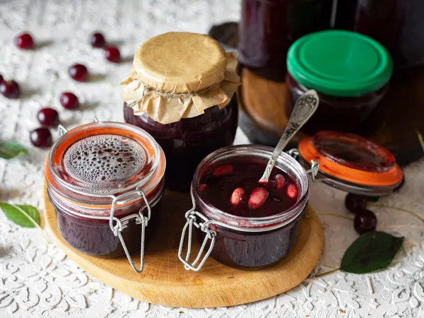 Фото блюда: Варенье из вишни с миндалем и шоколадом