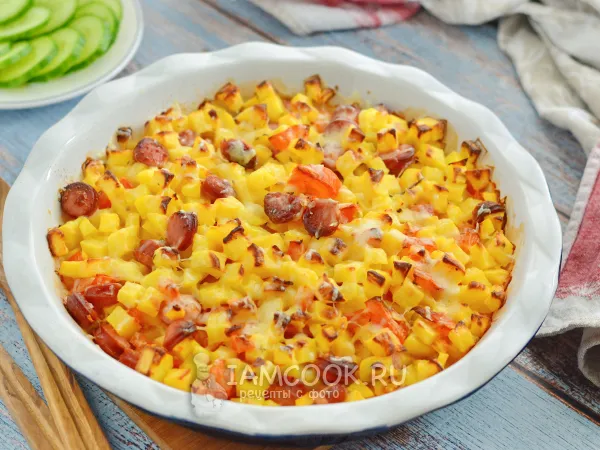 Фото готового блюда: Запеченная картошка с сосисками, помидорами и сыром