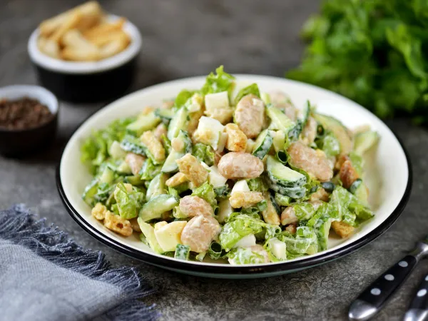 Фото готового блюда: Салат с белой фасолью и сухариками