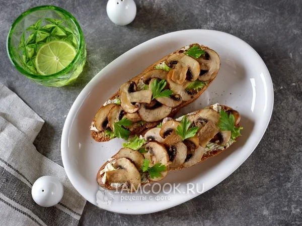 Фото готового блюда: Бутерброды с шампиньонами и сливочным сыром