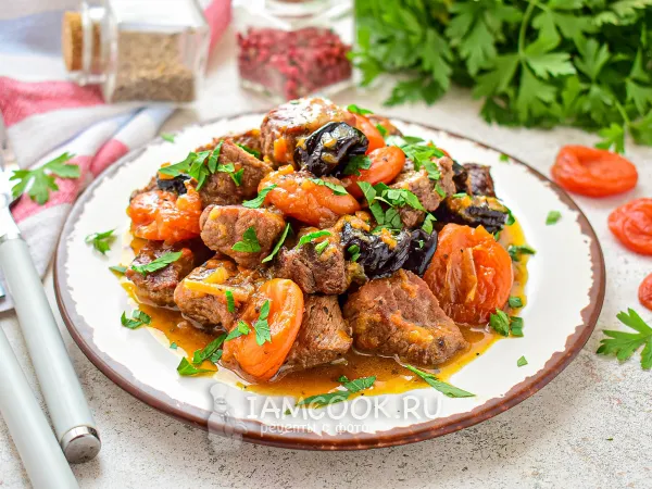 Фото блюда: Тушеная говядина с курагой и черносливом
