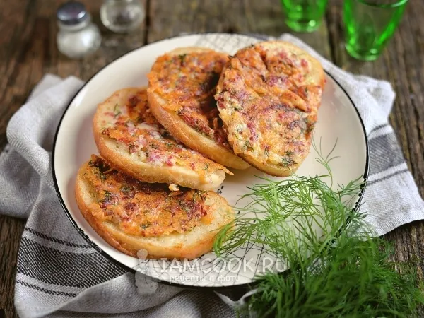 Фото готового блюда: Бутерброды с сыром и колбасой на сковороде